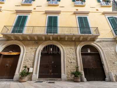 Al primo piano vi � un ampio balcone centrale con ringhiera in ferro (affiancato da due laterali pi� piccoli)...